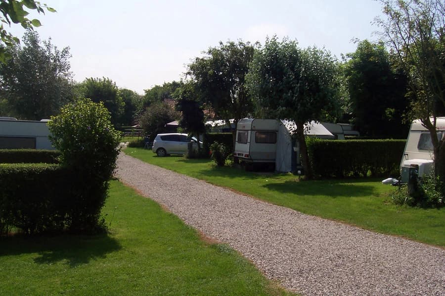Groene ruimtes van de camping